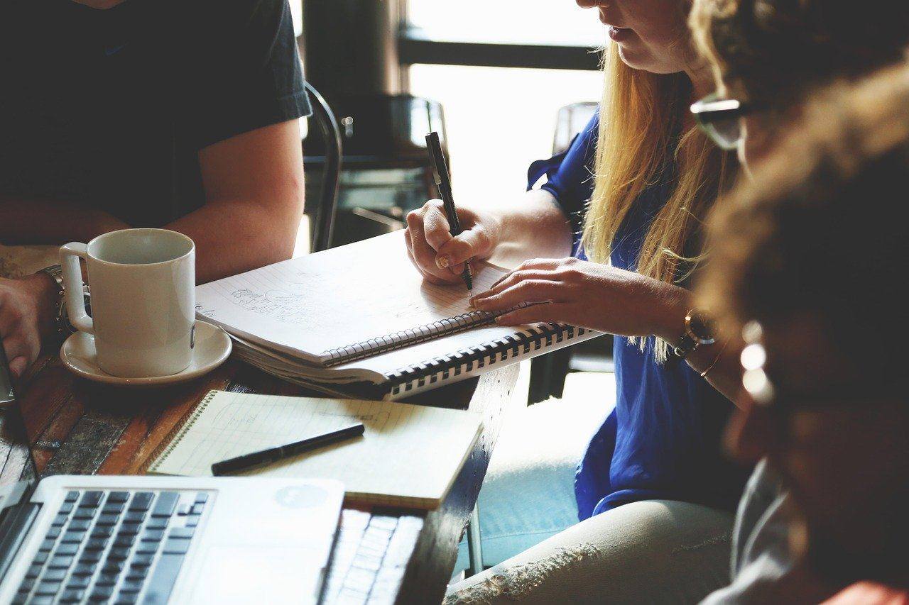 Mesa de trabajo con análisis empresarial